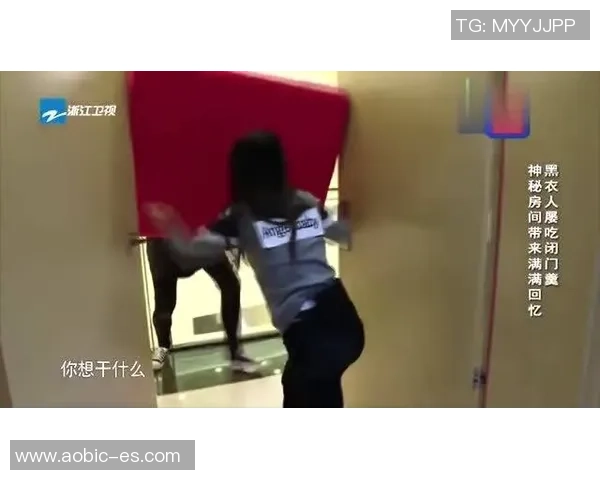 女朋友在篮球场目光追逐帅哥的心动瞬间与我的复杂心情